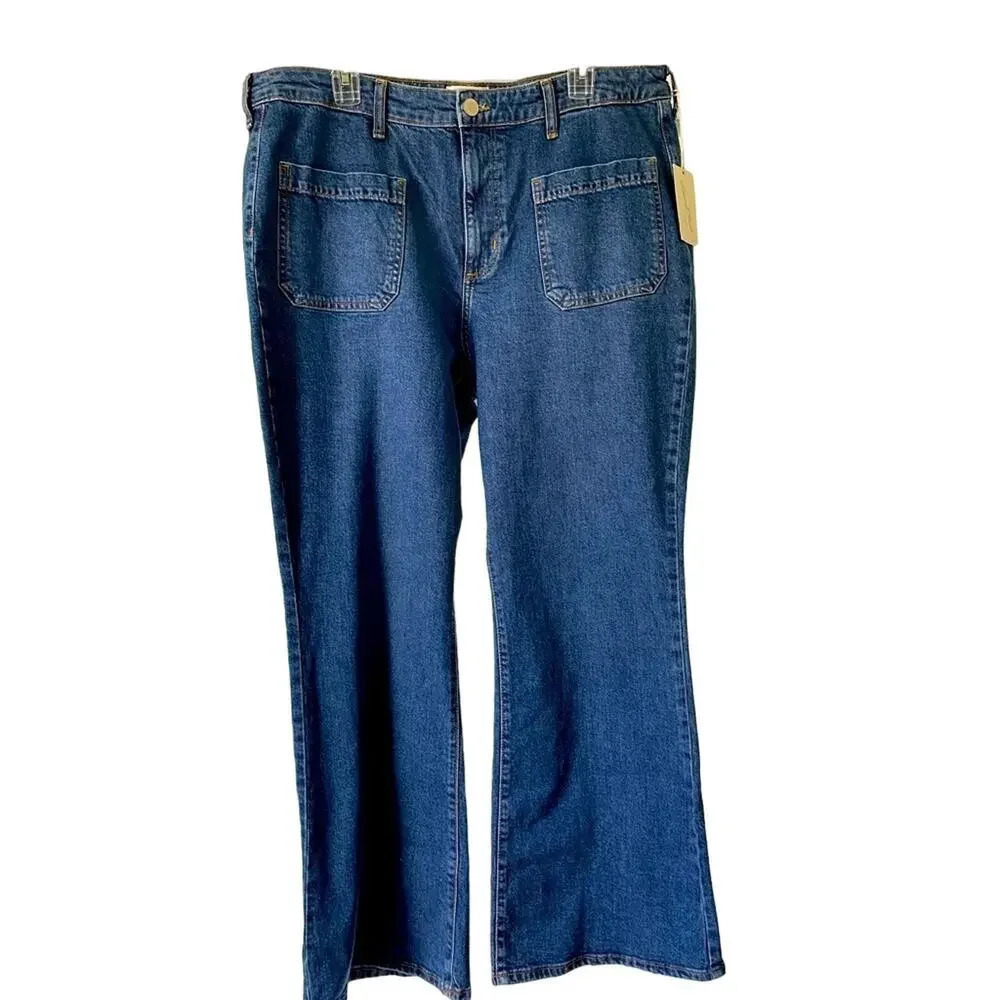 Universal Thread NWT 17 reg. Flared leg, high rise blue jeans. Vintage stretch.